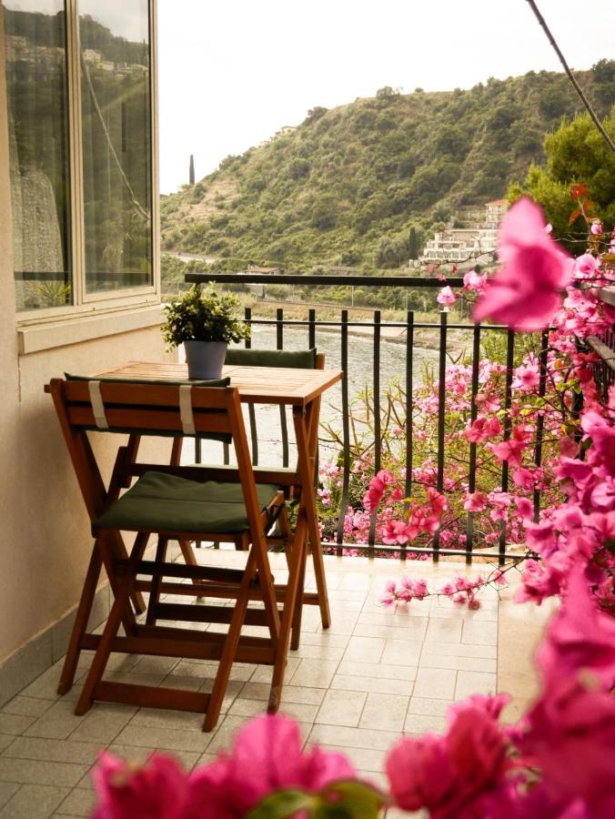 Mare Roccia Beachfront Apartment ตาออร์มินา ภายนอก รูปภาพ